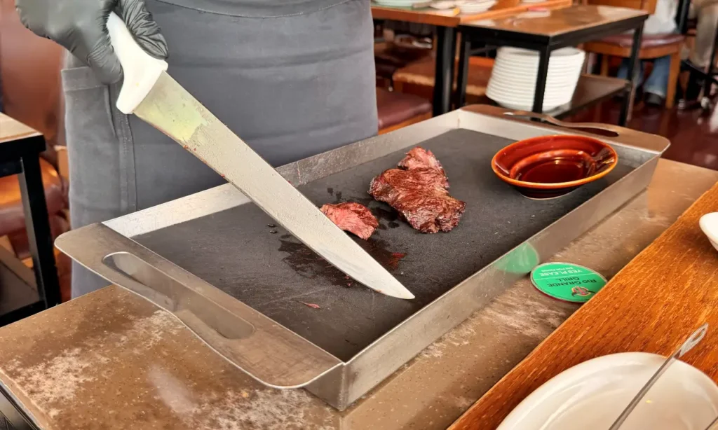 鉄板に載ったステーキ