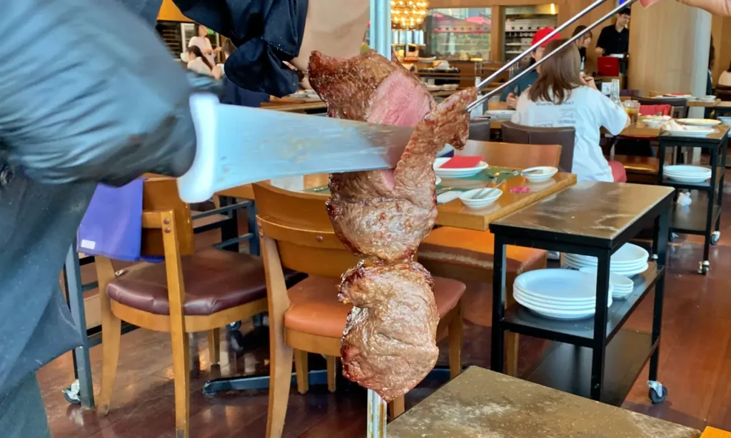 シュラスコの肉を切っているところ